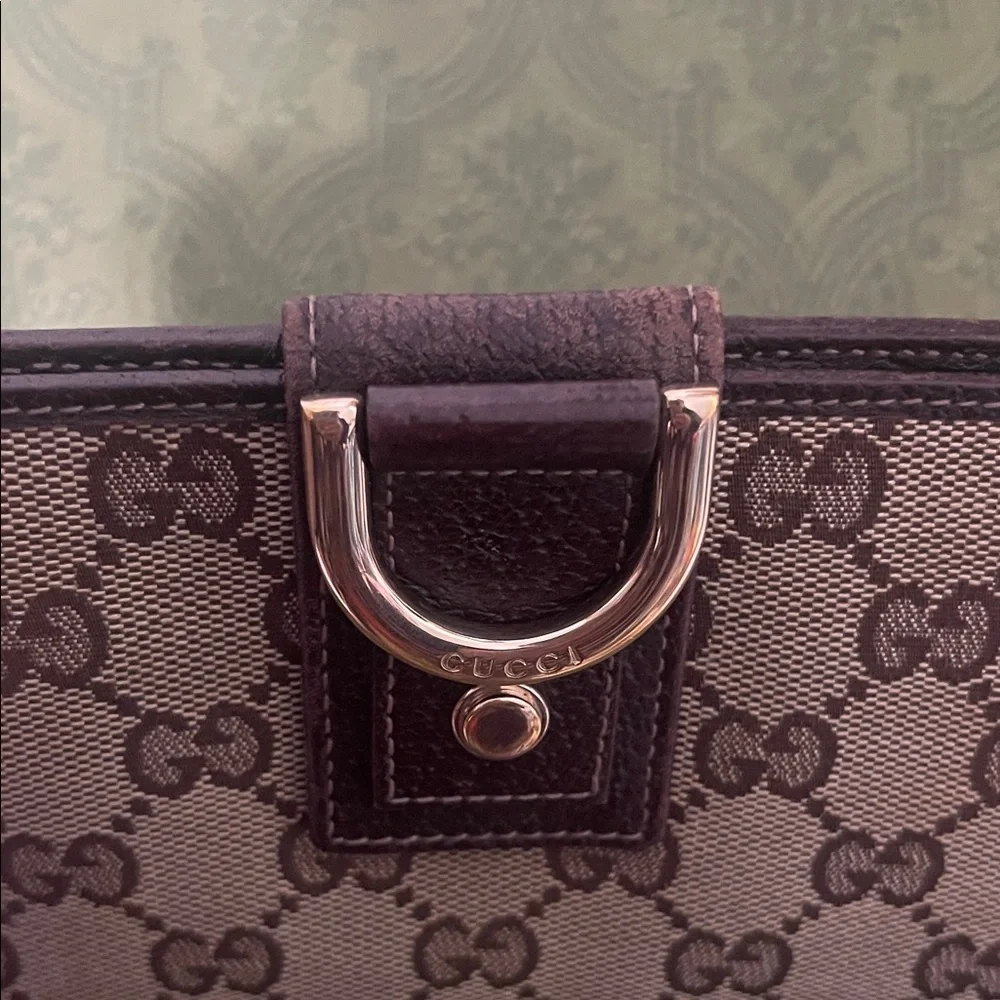 Gucci wallet iconic